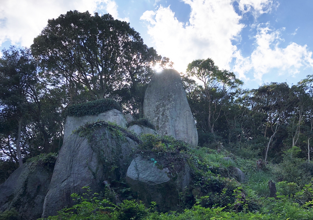 岩上神社の神籠石（ひもろぎいし）