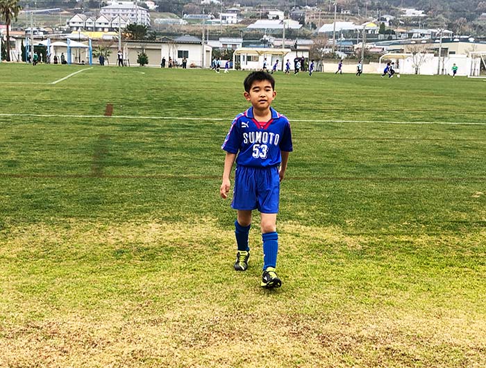 淡路島はいいなぁ プロも使う天然芝のグランドで息子がサッカーしてる