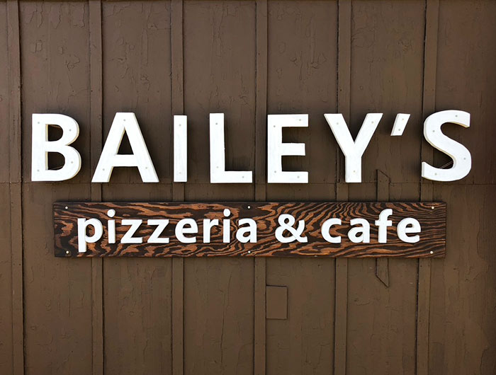 BAILEY'S（ベイリーズ）pizzeria & cafeの看板